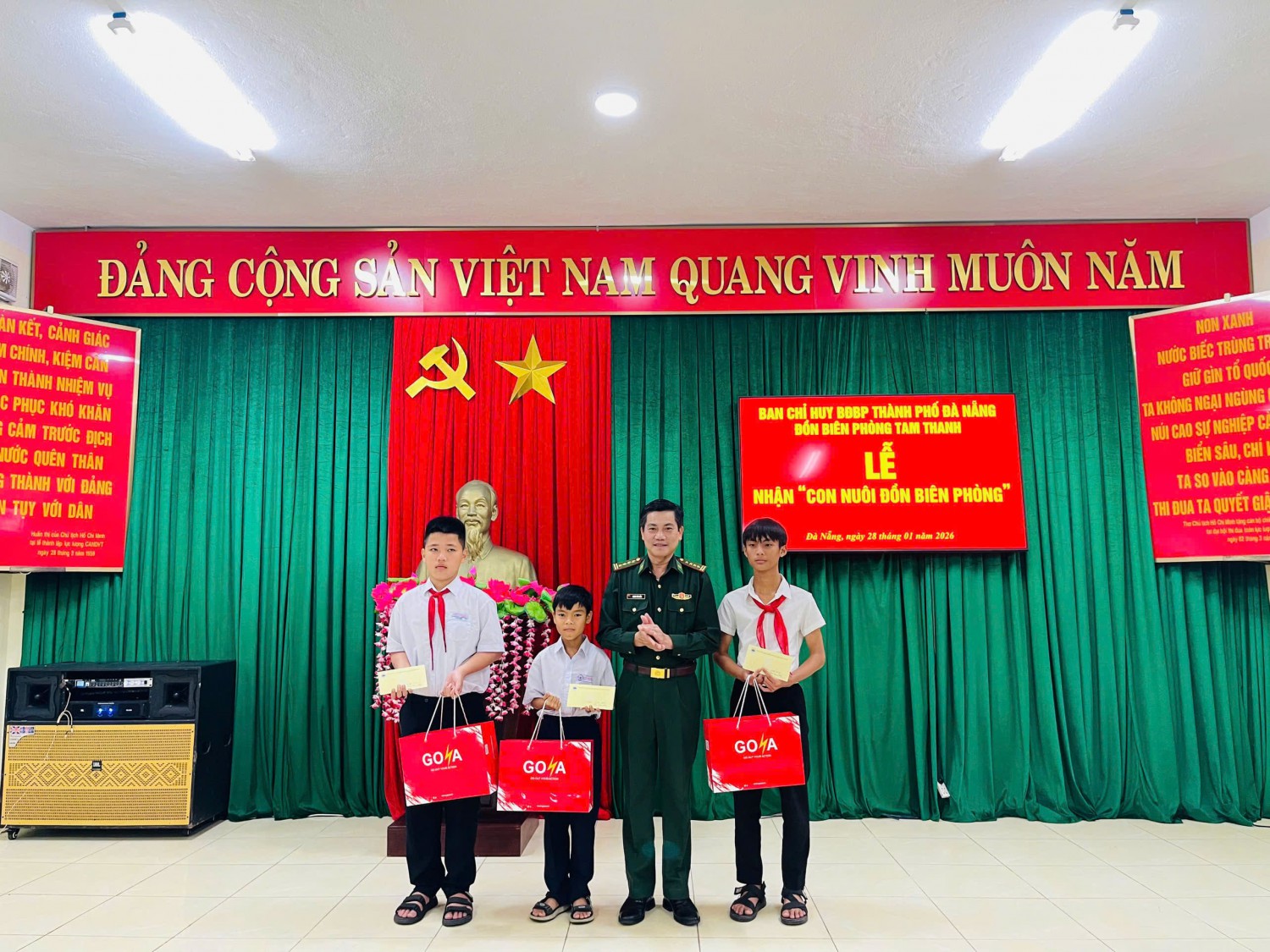 Lãnh đạo BĐBP TP Đà Nẵng trao quà cho 3 học sinh được nhận làm "Con nuôi biên phòng"